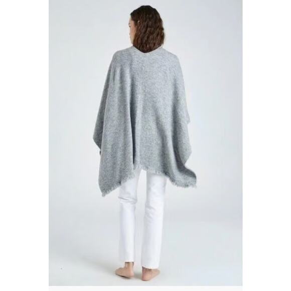 Beryll‎ Cashmere Serape | Light Gray Oversized Blanket Scarf With Stretch - Picture 2 of 7